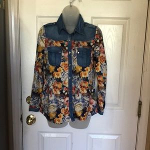 New 💕Model Unique button down shirt 🌟